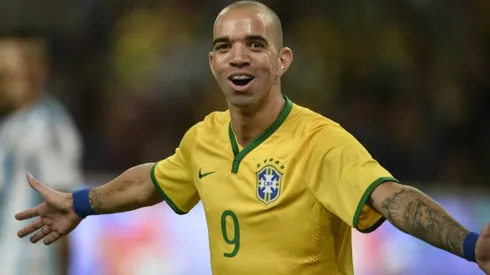 Brazil's Tardelli gets ban for rubbing face during China anthem