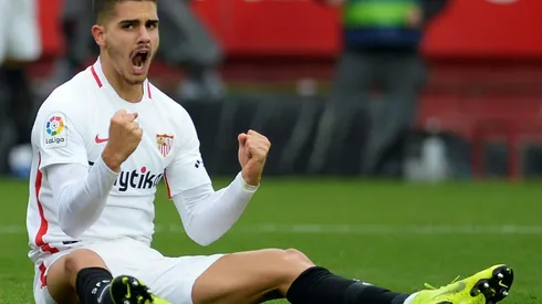 Sevilla pile pressure on Barcelona at La Liga summit