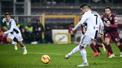 Ronaldo penalty sees off Torino, Icardi gets Inter back winning
