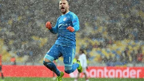 Lyon reach Champions League last 16, Bayern top group