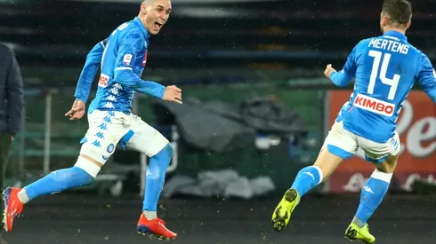 Napoli beat Lazio to keep sight of Juventus