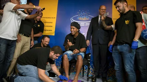 Ronaldinho leaves footprints in Maracana Hall of Fame
