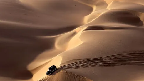 Loeb gets into Dakar desert swing to edge tricky second stage