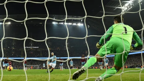 Aguero penalty downs Hammers as Man City stay in title hunt