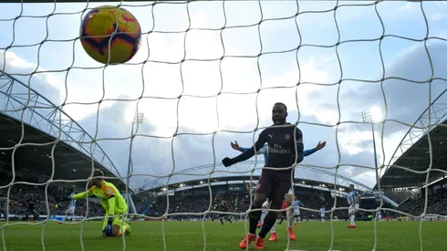 Arsenal edge Huddersfield to keep pressure on rivals for Champions League spot