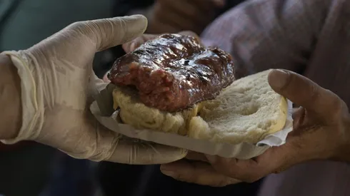 Sausage sandwich ban sparks demo in Argentina