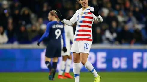 US women footballers pay jersey tributes to iconic women