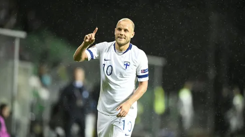 Leaders Norwich move closer to promotion as Leeds crash