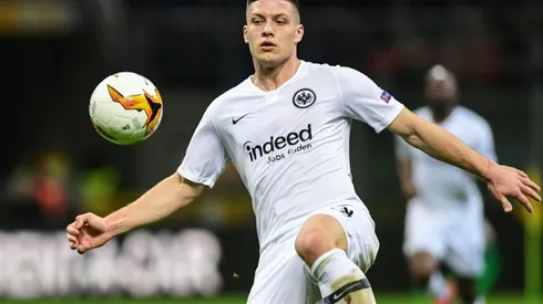 Barca target Jovic to stay at Frankfurt, says father