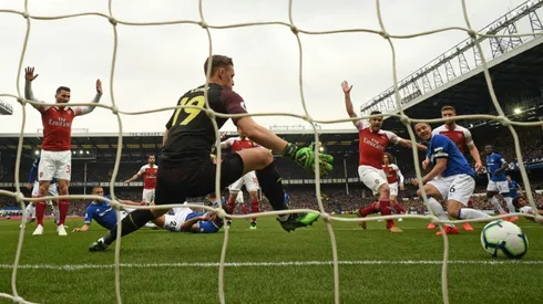 Jagielka strikes as Everton dent Arsenal's top-four bid