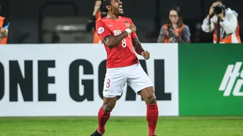 Paulinho endears himself to Chinese football with anthem sing-along