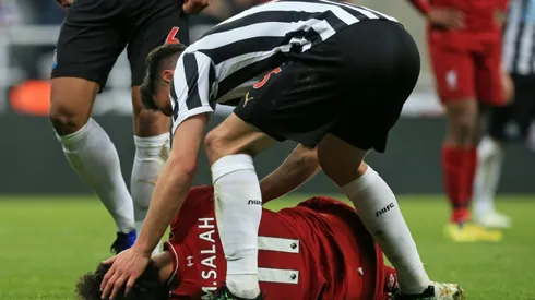 Liverpool strike late to go top, nine-man Spurs beaten at Bournemouth