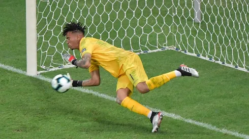 Gallese denies Suarez as Peru beat Uruguay on penalties to reach Copa semis