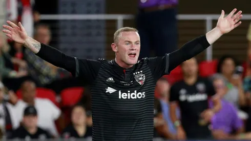Rooney smashes winning goal from inside his own half