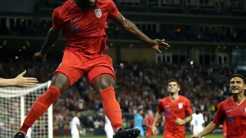 Altidore bicycle kick puts US into Curacao quarter-final