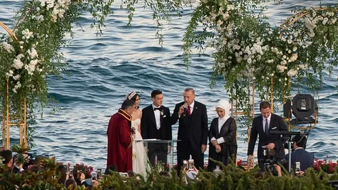 Ozil marries in Istanbul, with Erdogan as best man