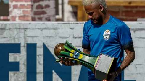 Neymar heads to Paris on Monday after PSG spat: source