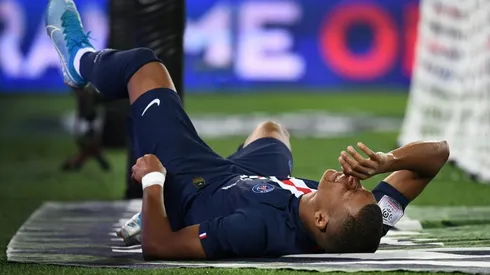 Cavani, Mbappe injured as PSG's problems pile up despite win