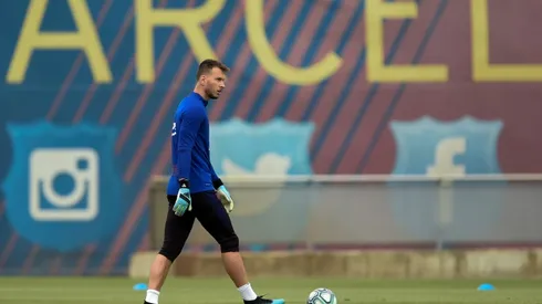Barcelona goalkeeper Neto to undergo surgery on wrist injury