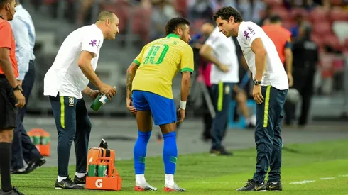 Injured Neymar out for four weeks say PSG