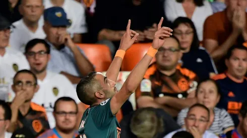 Ziyech stunner helps Ajax ease past Valencia