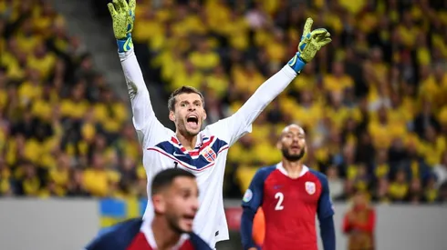 Augsburg hammer struggling 10-man Hertha