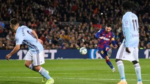 Messi's dead-ball hat-trick puts Barca back on top