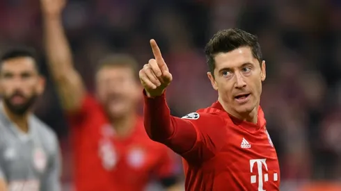 Lewandowski helps fire Bayern into Champions League last 16