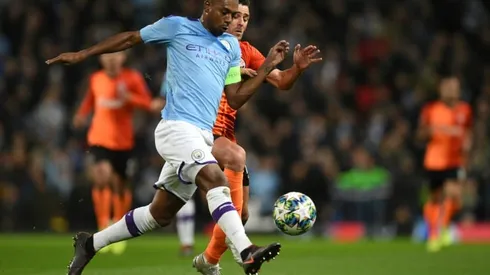 Fernandinho signs year-long Man City extension