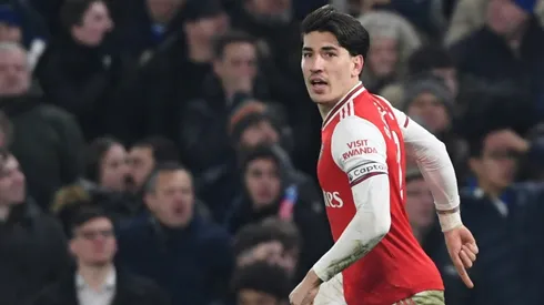 10-man Arsenal hold Chelsea in torrent of late EPL goals