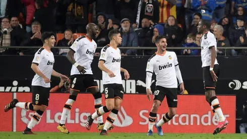 Atletico held at Valencia as Liverpool loom