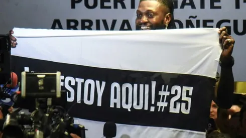 Hundreds of Olimpia fans welcome Adebayor to Paraguay