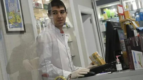 Former Liga winger dons white coat to take on coronavirus