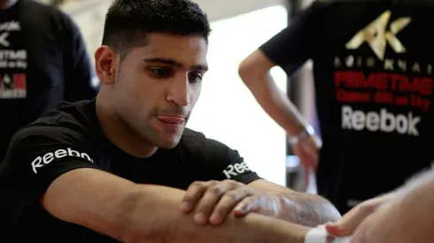 Boxer Amir Khan offers wedding venue to Britain's NHS