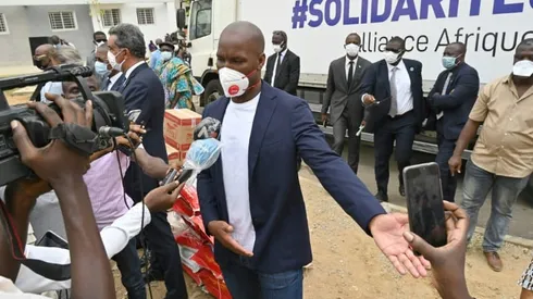 Drogba joins effort to distribute aid to poor in Ivory Coast