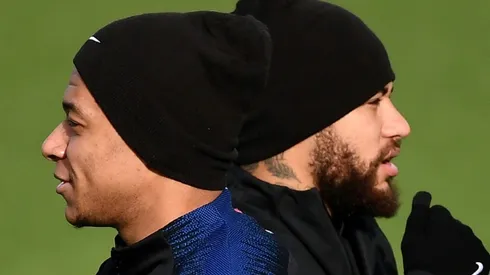 French footballers strike deal to reduce wages