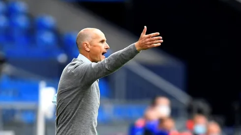 Herrlich makes belated touchline debut as Augsburg thump Schalke