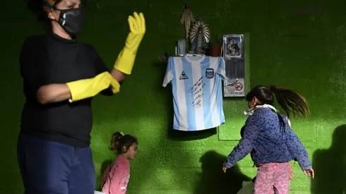 Maradona autographs shirt to help Buenos Aires poor