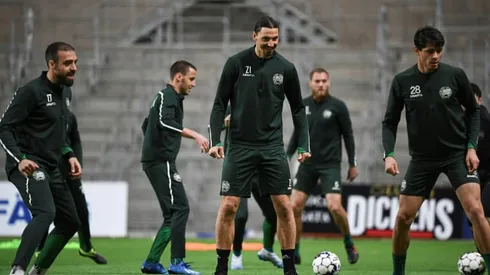 Ibrahimovic keeps busy in Sweden, fuelling talk he will stay