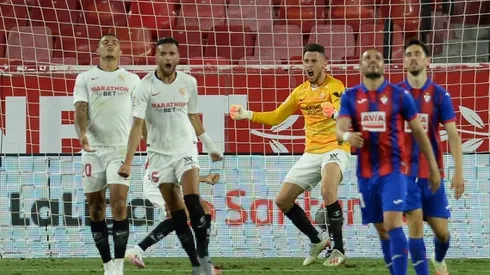 Sevilla goalie Vaclik suffers knee ligament sprain