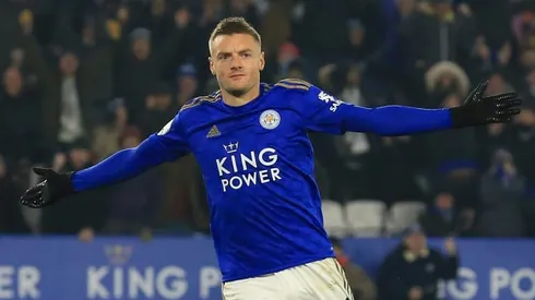Vardy signs contract extension at Leicester