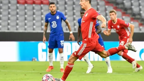 Lewandowski fires Bayern past Chelsea to set up Barcelona clash