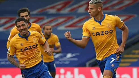 Everton given helping hand as Richarlison penalty extends perfect start