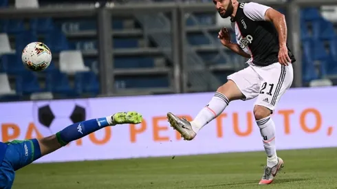 Higuain in Miami to complete MLS move