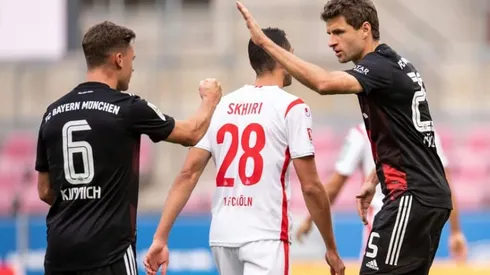 Mueller equals Kahn's record as Bayern Munich go top