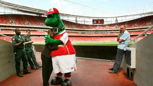 Arsenal's Ozil steps in to save Gunnersaurus from extinction