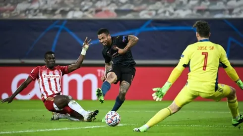 Goal-shy Man City ease into Champions League last 16