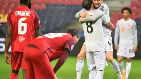 Lewandowski dedicates double to ailing 'King Gerd' Mueller