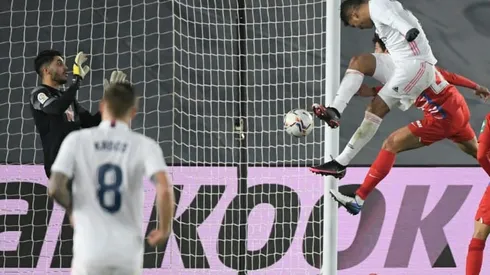 Real ease past Granada to join Atletico at top of Liga