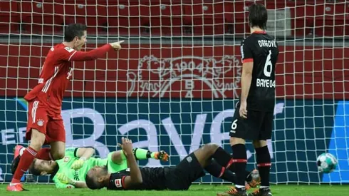 Lewandowski double fires Bayern top with Leverkusen win